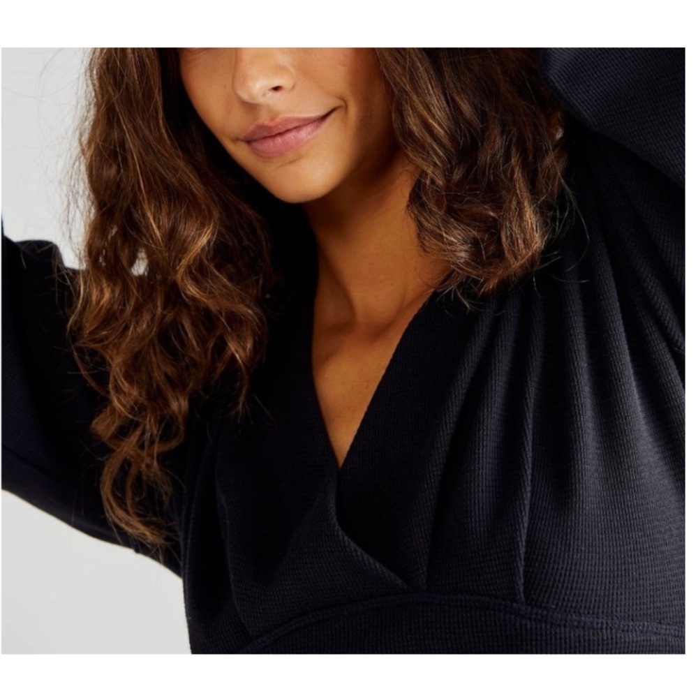 SALE🎈NWOT BLACK WE THE FREE DOLMAN  SLEEVE THERMAL TOP WITH V NECK! - Picture 6 of 10